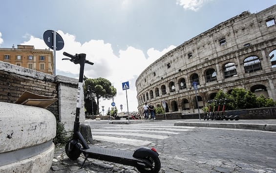 roma auto su monopattino morto un 15enne